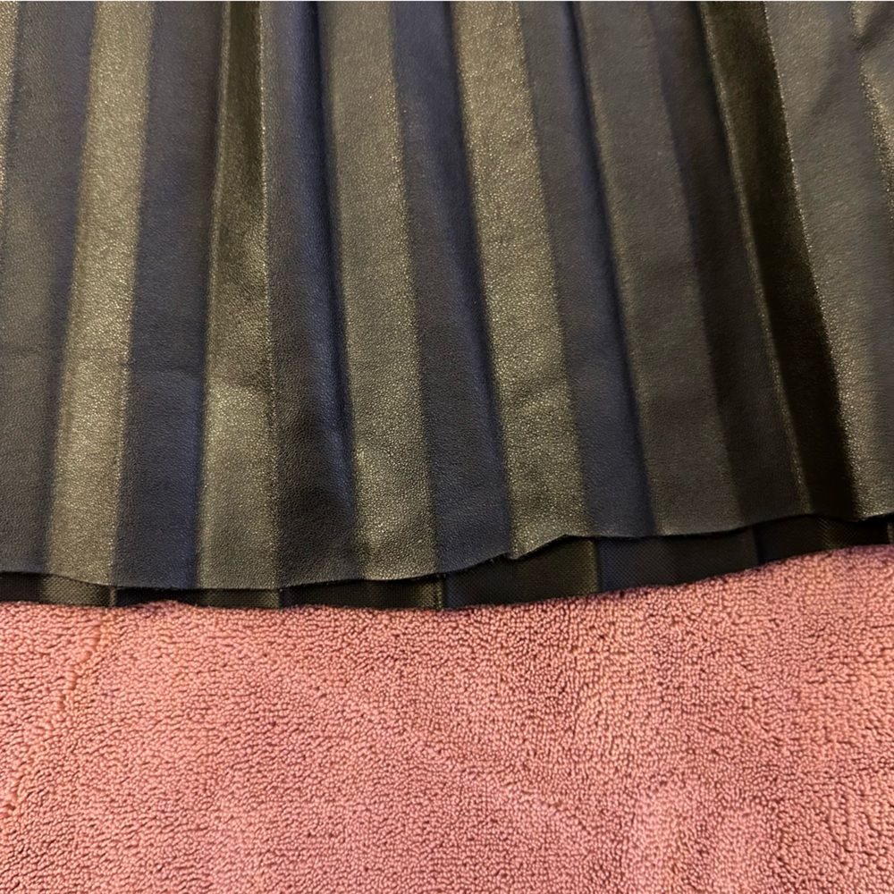 vintage raw hem faux leather mini skirt - Picture 2 of 3